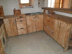 une cuisine (rÃ©alisÃ©e avec des vieilles planches)dans un cayolar (maison de berger )Ã  UREPEL AU PAYS BASQUE
